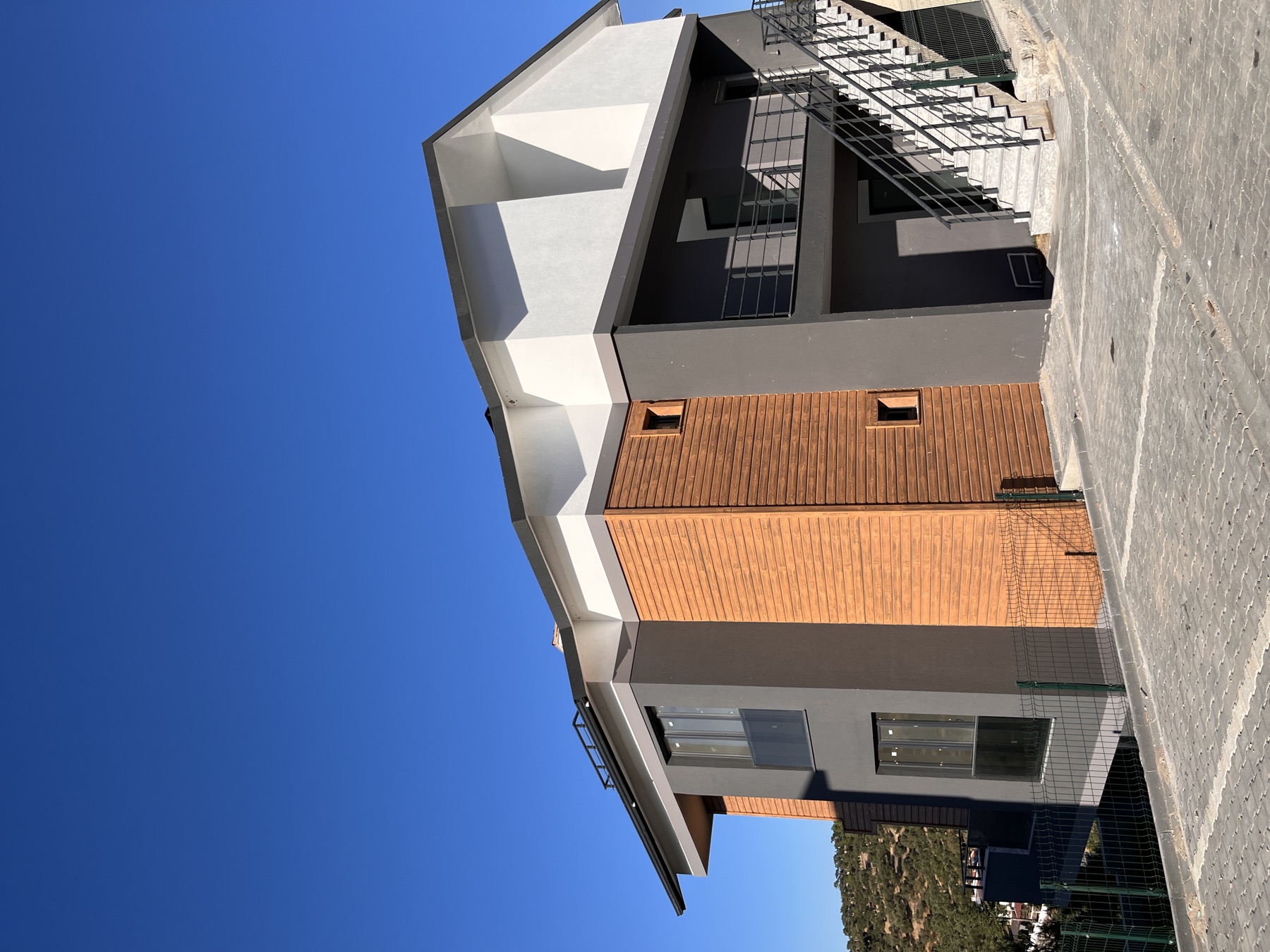 Villa yan cephe ve giriş görünümü