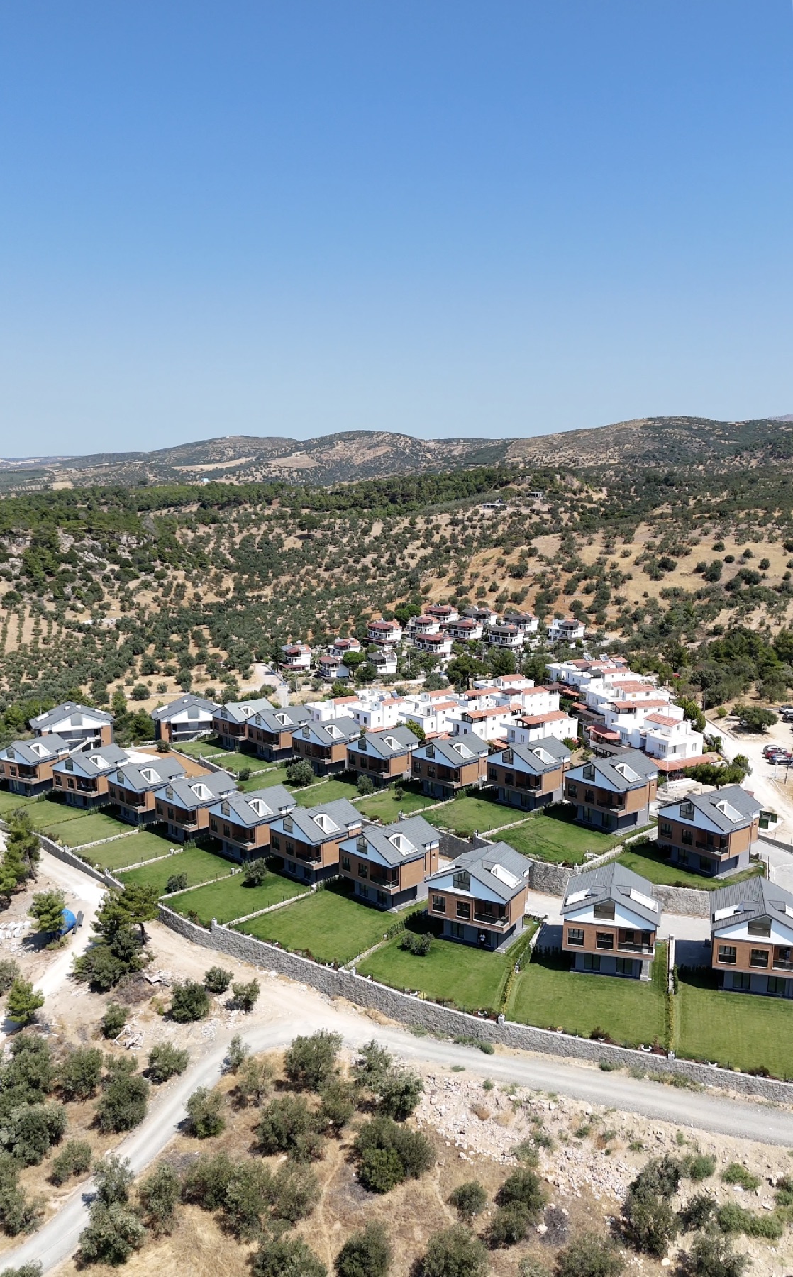 Arbetta Tavaklı Villaları ve çevresindeki doğal peyzajın havadan görünümü